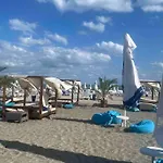 2-bedroom 300m To The *