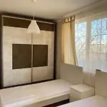 2-bedroom 300m To The *