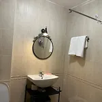 2-bedroom 300m To The 公寓