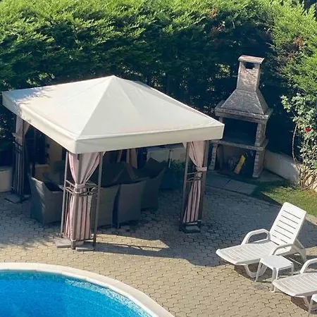 2-bedroom 300m To The Apartament