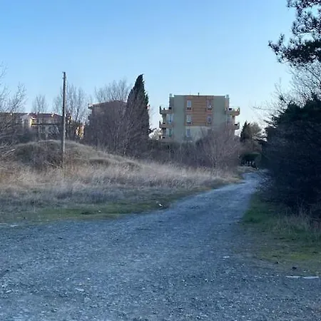 2-bedroom 300m To The Apartament