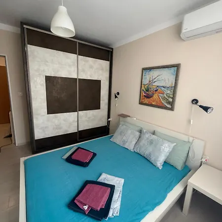 2-bedroom 300m To The Apartament