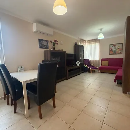 2-bedroom 300m To The *